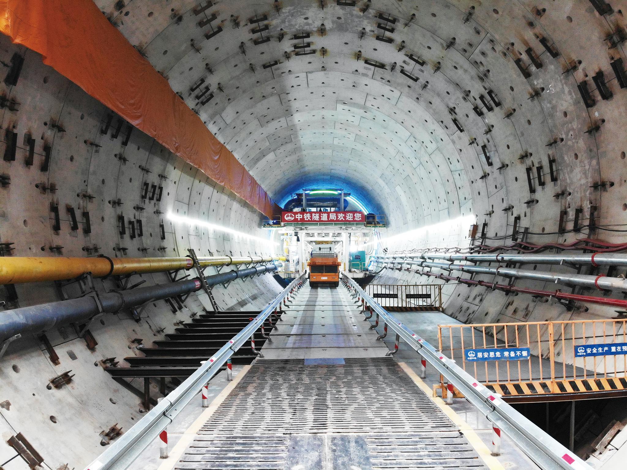 图为"春风号"泥水盾构机施工场景