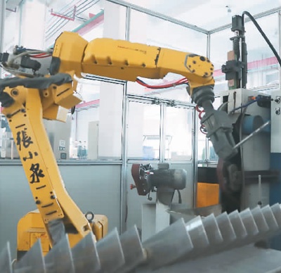 张小泉工厂试制车间自动化生产设备。