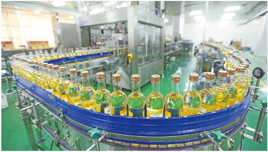 　西王玉米胚芽油生产线每小时可灌装两万瓶，目前正满负荷生产。（赵洪杰 报道）