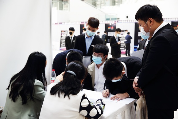 Job seekers communicate with employers face-to-face Photo by correspondent Yang Zesheng