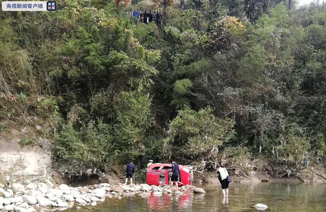 央视|危险！陕西汉中发生一起老年代步车坠崖事故