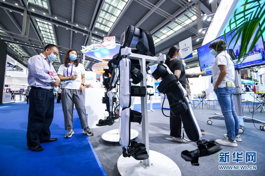 在第二十二届中国国际高新技术成果交易会上，参观者在了解迈步康复外骨骼机器人的相关信息（11月11日摄）。新华社记者 毛思倩 摄