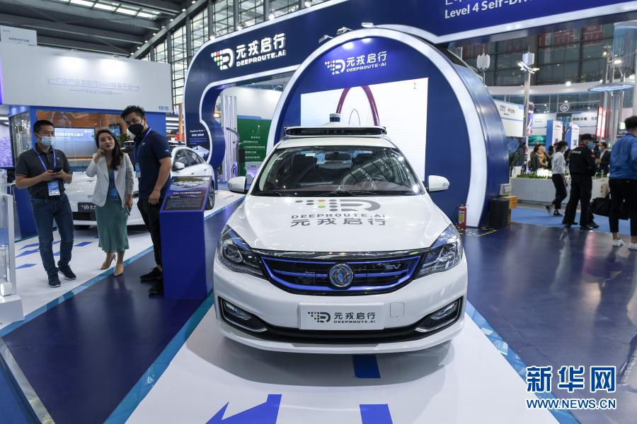 这是在第二十二届中国国际高新技术成果交易会上，初创企业元戎启行展示的与东风汽车联合研发的自动驾驶车（11月11日摄）。新华社记者 毛思倩 摄