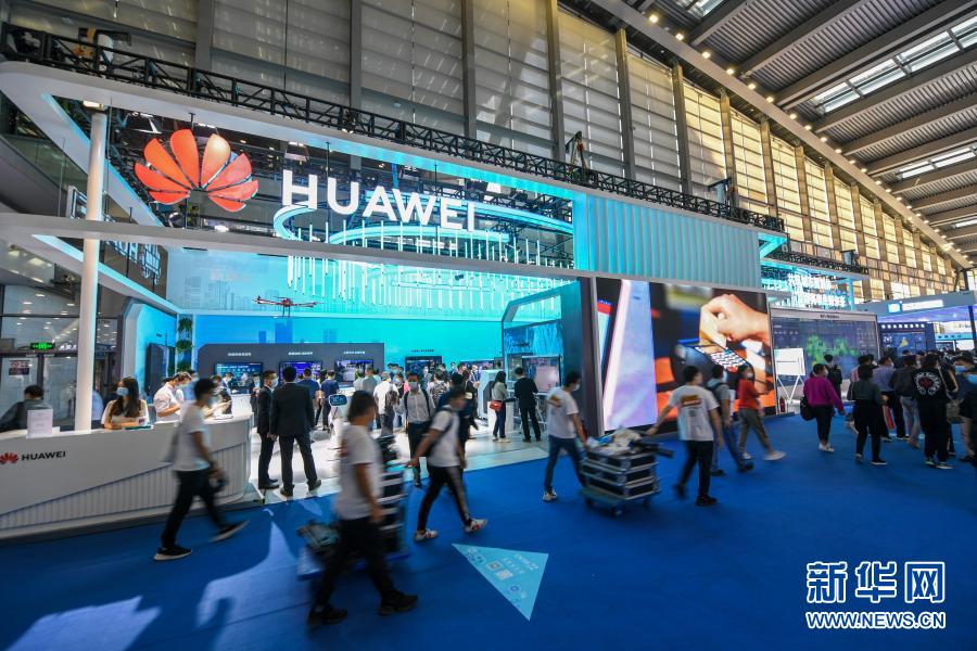 这是第二十二届中国国际高新技术成果交易会上的华为展台（11月11日摄）。新华社记者 毛思倩 摄