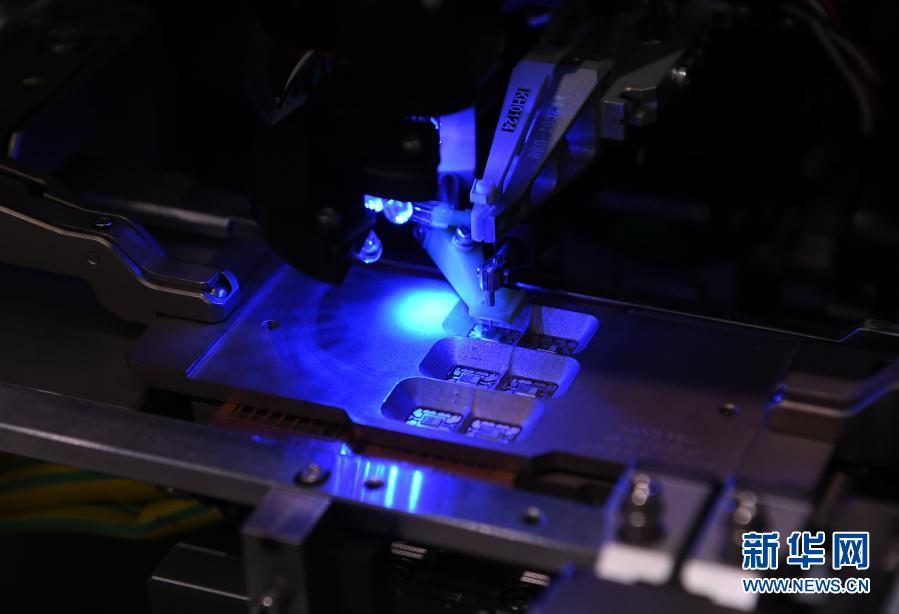在第二十二届中国国际高新技术成果交易会上，大族激光展台上的高速全自动半导体金/铜线焊线机进行展示（11月11日摄）。新华社记者 毛思倩 摄