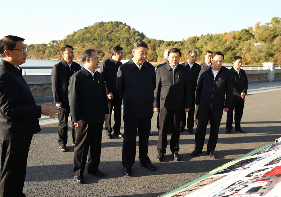 △2020年11月12日,习近平在江苏南通市五山地区滨江片区考察调研,沿江边察看滨江生态环境保护情况。