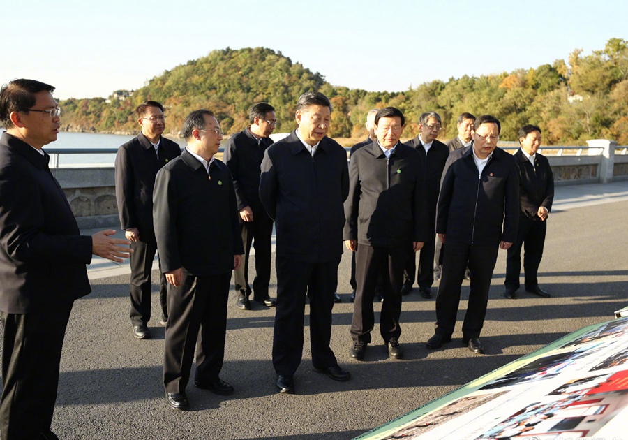 △2020年11月12日，习近平在江苏南通市五山地区滨江片区考察调研，沿江边察看滨江生态环境保护情况。