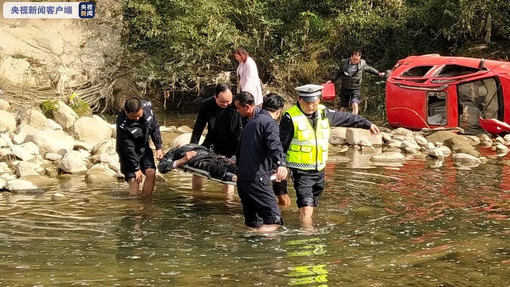 央视|危险！陕西汉中发生一起老年代步车坠崖事故