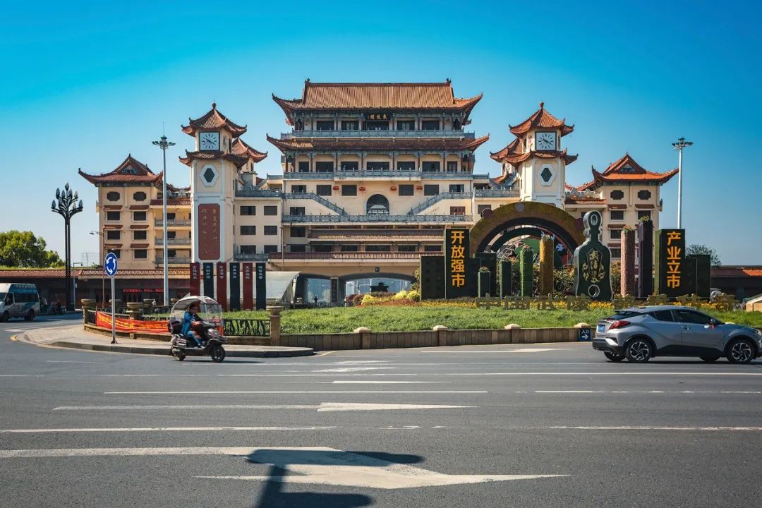 &nbsp;从上至下:沅江畔的常德诗墙排云阁,武陵阁与春申阁.