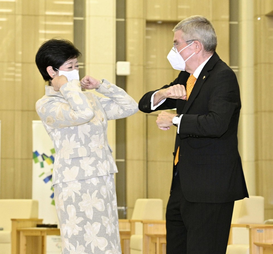 △国际奥委会主席巴赫(右)与东京都知事幼池百相符子(左)击肘问候