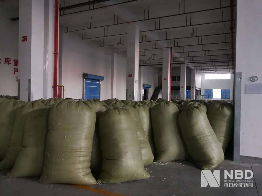华英新塘仓库内约40吨的鸭毛原料。图片来源：每经记者 黄鑫磊 摄 