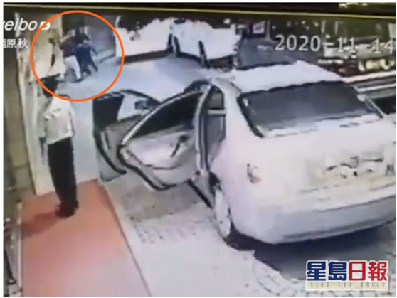 凶徒袭击钱峰雷一刻。视频截图