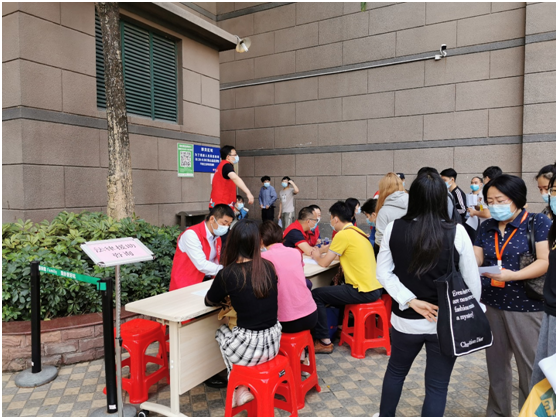 （福田区派驻法律义工在现场提供咨询服务 毛可馨/摄）