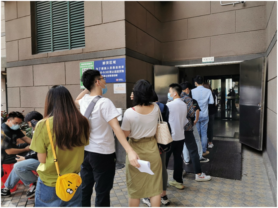 （排队等候上楼协商的人群 毛可馨/摄）