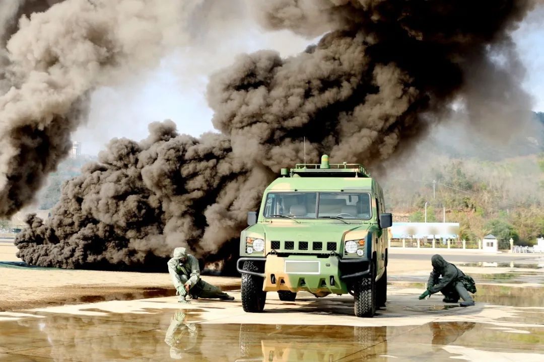 搬好马扎一起来看防化兵的硬核跑毒