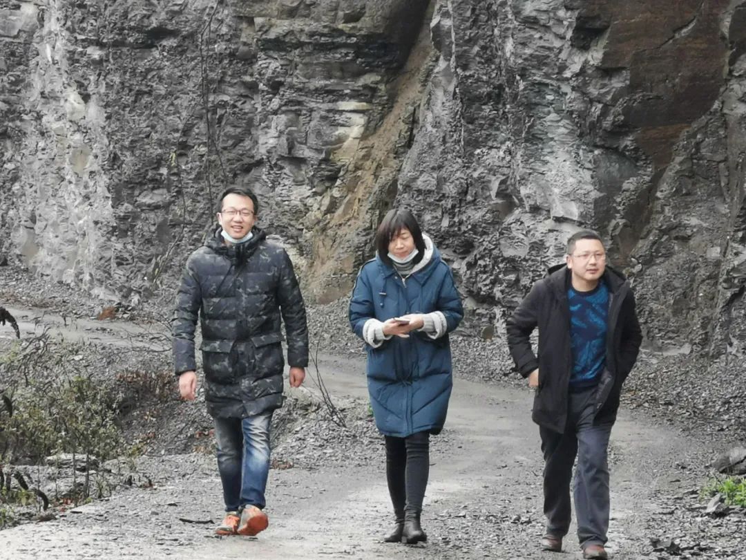 甘当沙砾追记湖北省咸丰县清坪镇原党委委员纪委书记谢睿