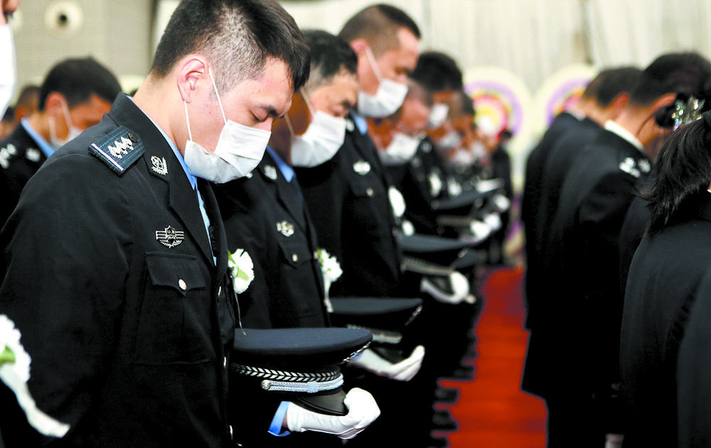 35岁禁毒民警周钱因公牺牲遗体告别仪式昨日举行