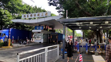 午间有工人进出富士康工厂大门