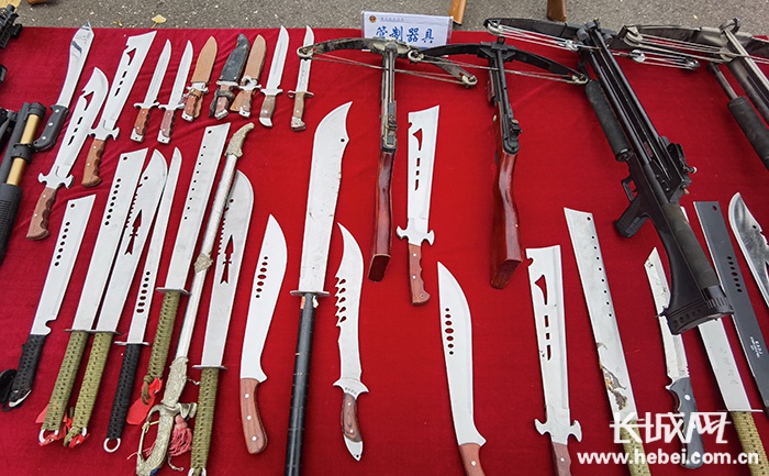 公安机关收缴的管制器具.记者冯喆 摄