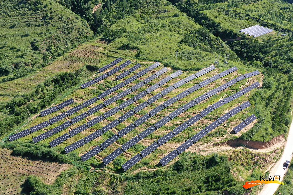 村里的光伏电站.