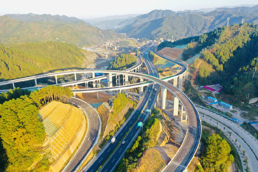 由中国电建所属水电十四局,成都院,贵阳院以及贵州高速公路集团有限