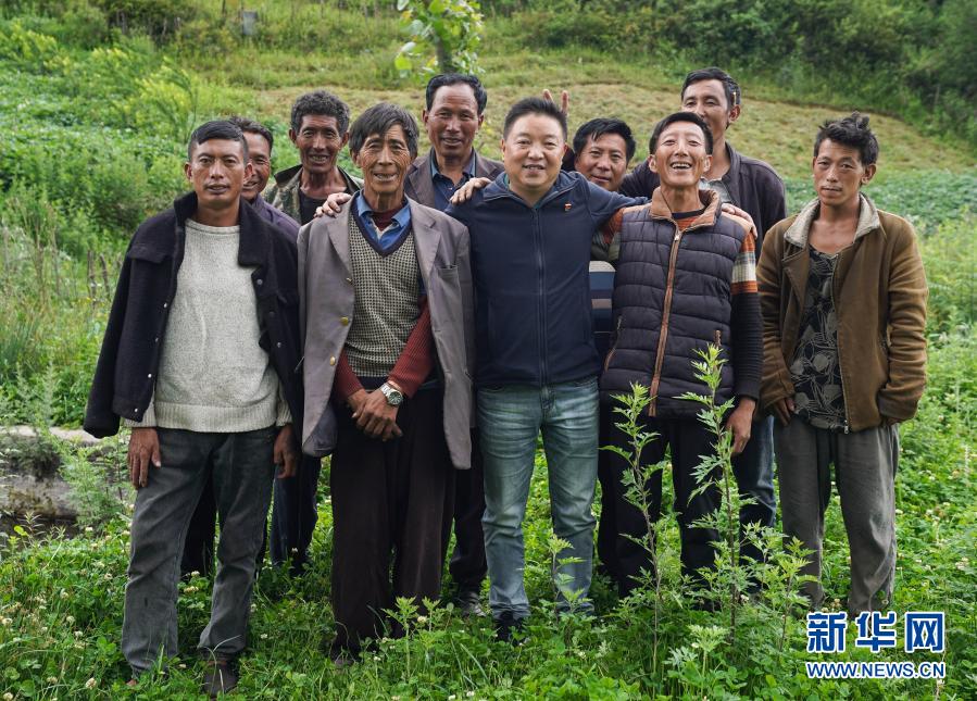 派驻到布拖县觉撒乡的帮扶干部杨永林(前排中)和博作村的彝族群众