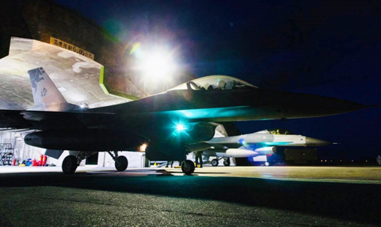 参添夜航训练的台军F-16战斗机