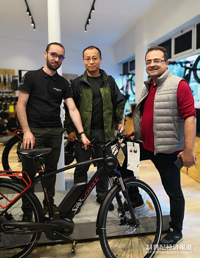 图5：易路达负责人李卿与欧洲客户