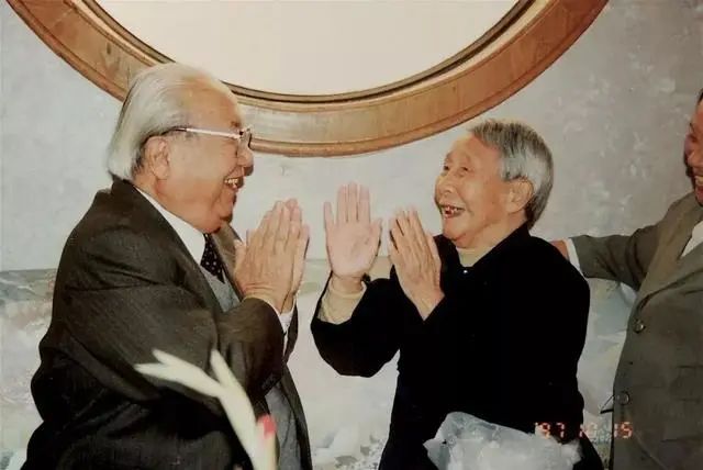 10月,87岁的费孝通(左)回到家乡江苏吴江同里镇看望94岁的姐姐费达生