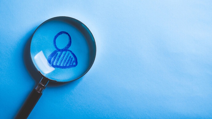 新荣耀法定代表人由饶俊祥变更为万飚 注册资本也变更了