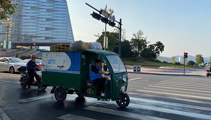 我国快递年业务量首次突破700亿 快递人今年“双11”却比往年轻松