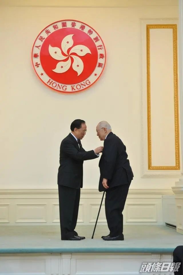 伍沾德2009年获时任特首曾荫权颁授金紫荆星章(港媒原料图)