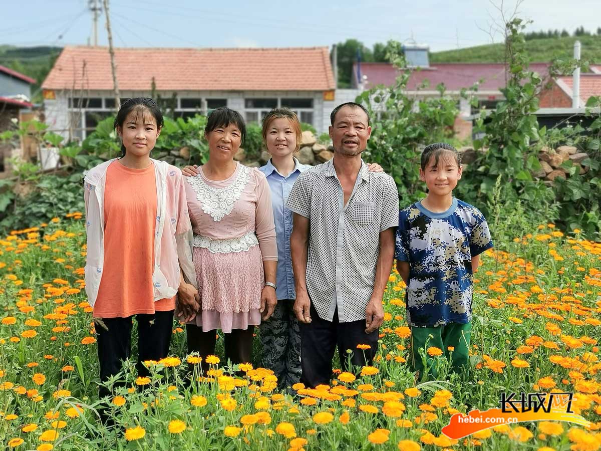 隆化龚宏光家庭图片