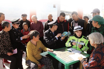 山西省灵丘县公安局民警深入乡下开展提防电信网络诈骗宣传。 刘少贝摄