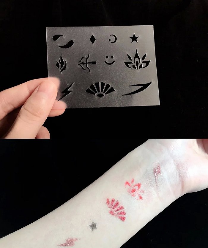 “月光宝盒”眼影盘内的妆容模版卡