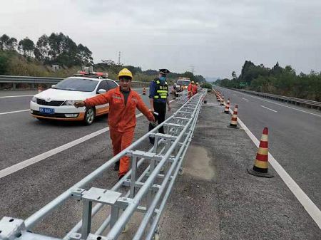 高速公路护栏施工队伍图片