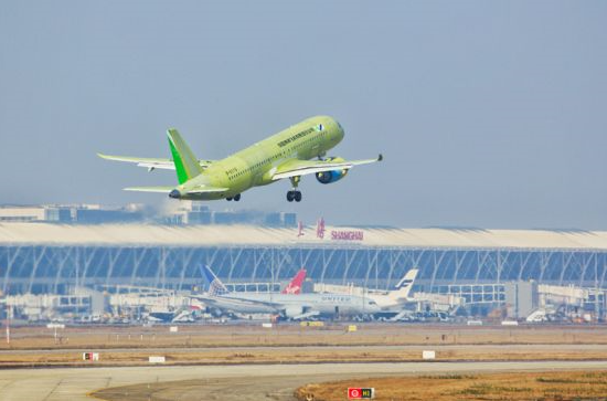 △2019年12月27日，C919大型客机106架机在上海浦东机场起飞