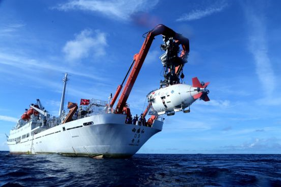  △在西太平洋海域，“蛟龙”号载人潜水器离开“向阳红09”科学考察船准备进入水中，进行中国大洋38航次最后一潜（2017年6月13日摄）
