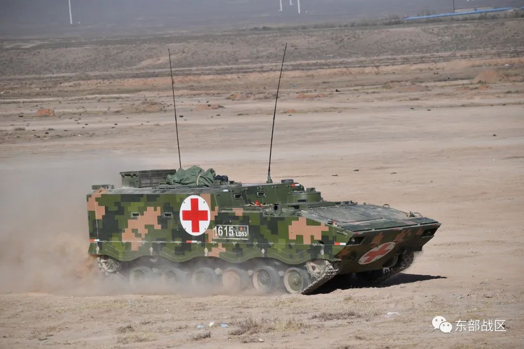 装甲救护车前接伤员.