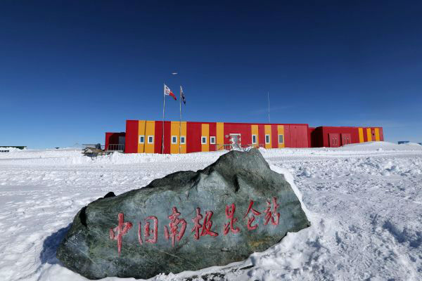 2019年1月18日,中国极地固定翼飞机“雪鹰601”飞越南极昆仑站上空。(新华社)