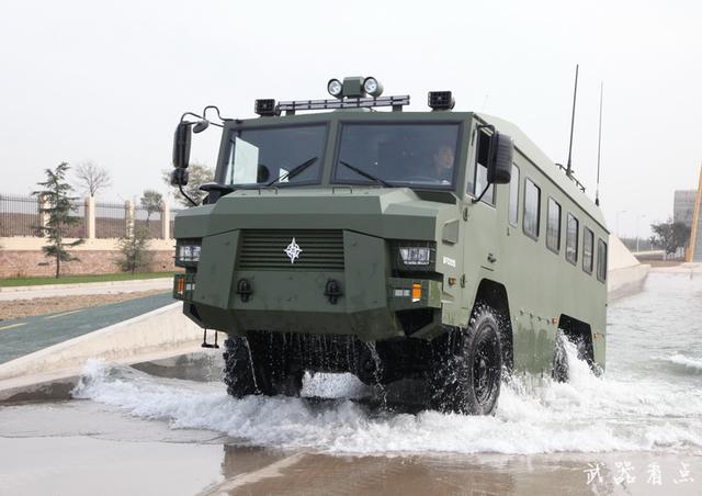 这是一辆"野牛"高原边防巡逻车,也是传说中的军用房车,目前主要装备