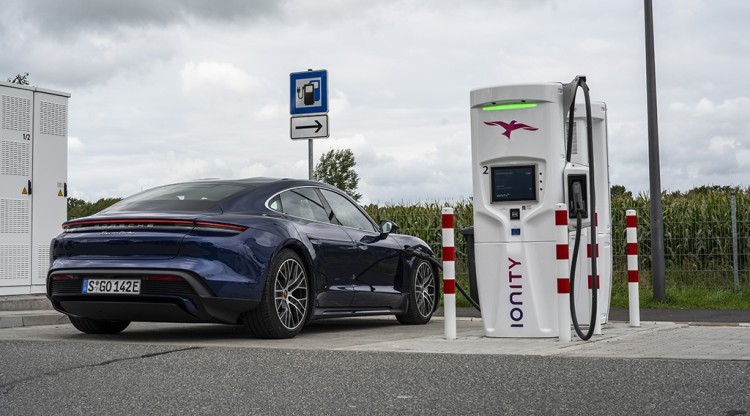 最高600kW的充电桩来了 打个盹儿能“充”200公里