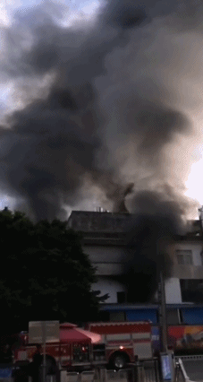 福州一家具厂房突发火灾 目前火势已被控制暂无人员伤亡