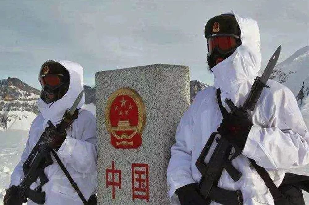 祖国边疆他们摇身一"变"成为了孤独守卫者▲ 外军入境他们摇身一"