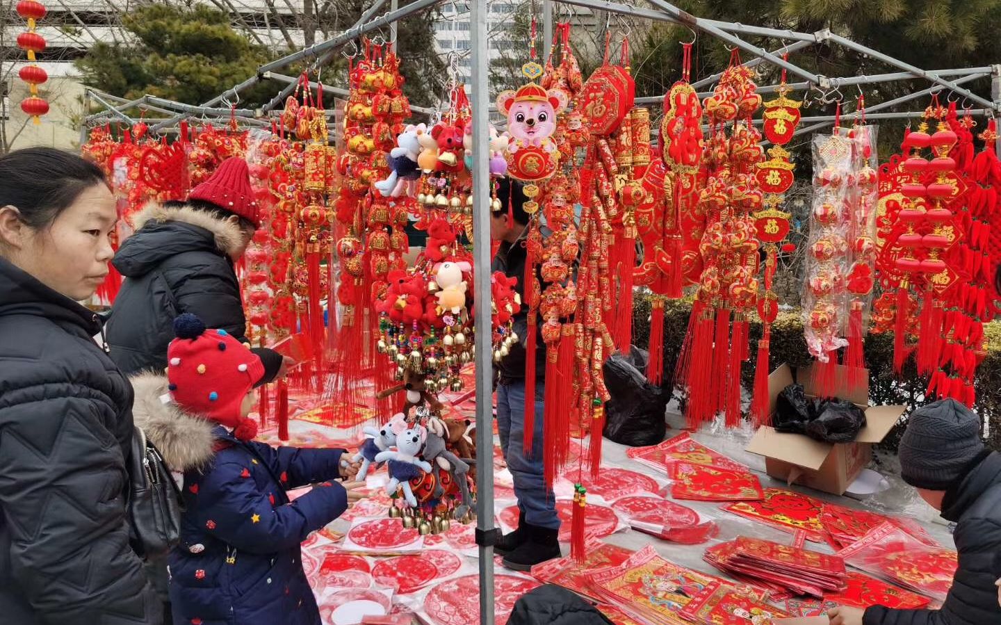 来黄村公园年货大集家门口就能置办年货