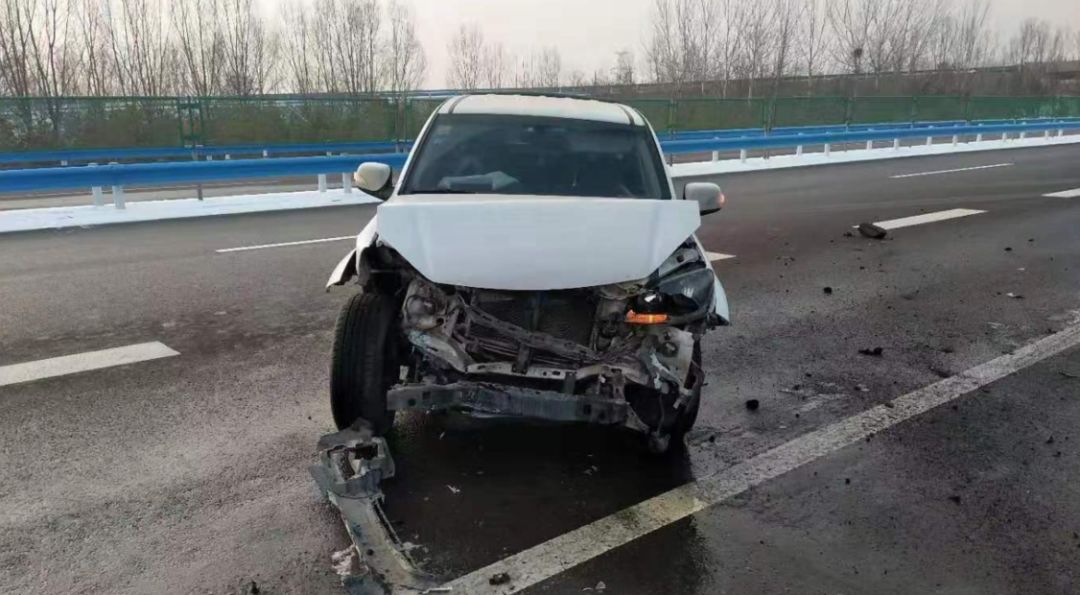 警示丨宁夏银昆高速发生事故皮卡车撞翻护栏