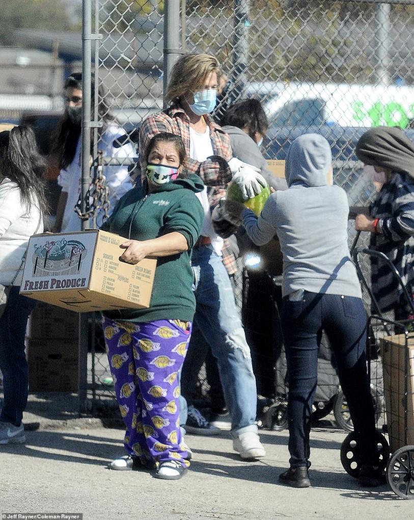 ▲（皮特给人们分发食物。）