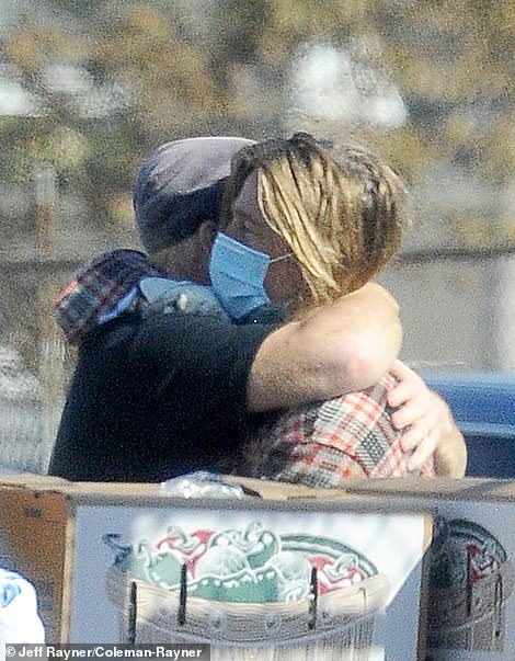 ▲（皮特与好友拥抱。）