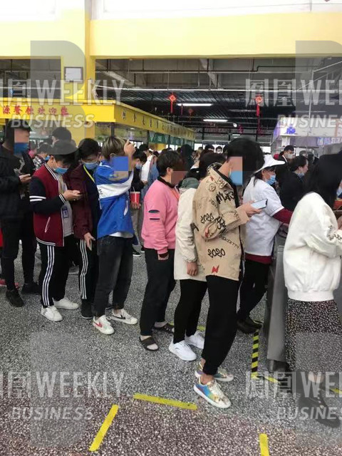 富士康郑州厂区,工人们在餐厅排队买饭.