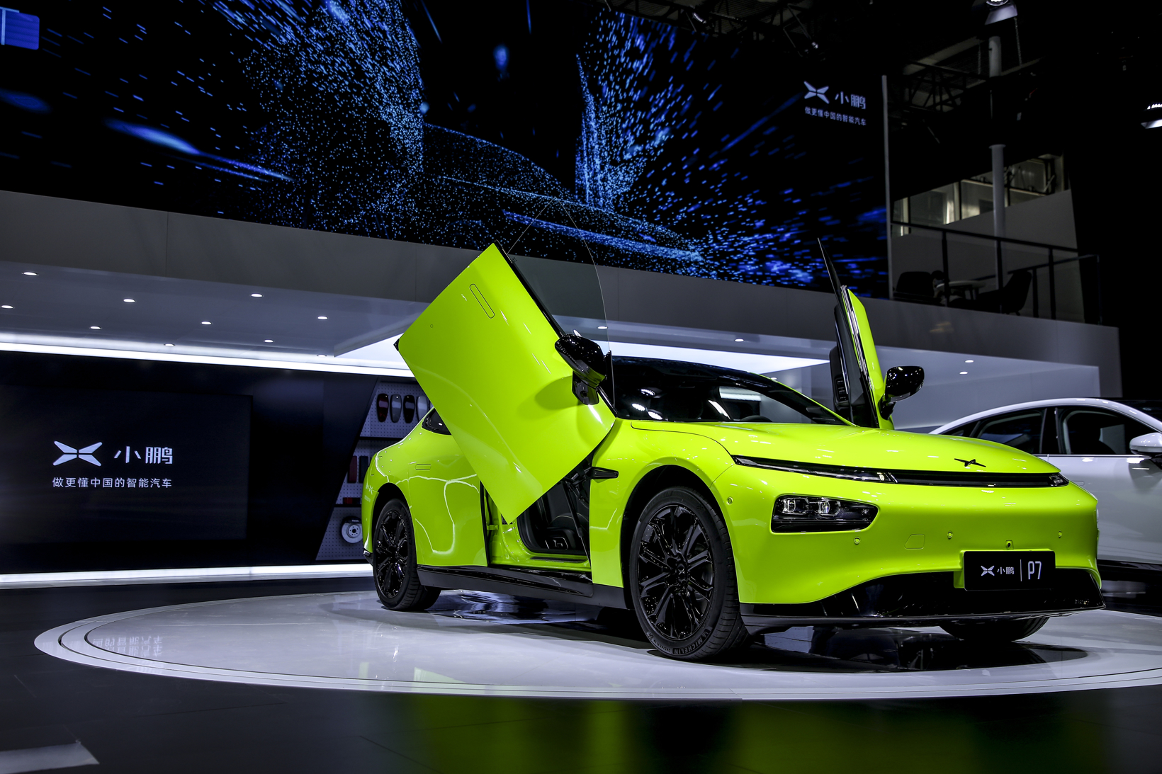 小鹏汽车于广州车展推p7旗舰新品p7鹏翼版3669万元起售